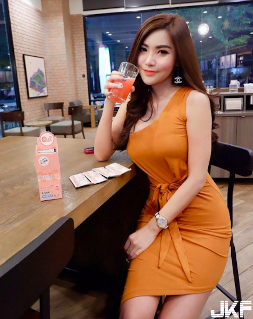 引人遐想！超胸「白衣奶妹」美乳視角好壞壞！超邪惡「低胸畫面」讓網友受不了…