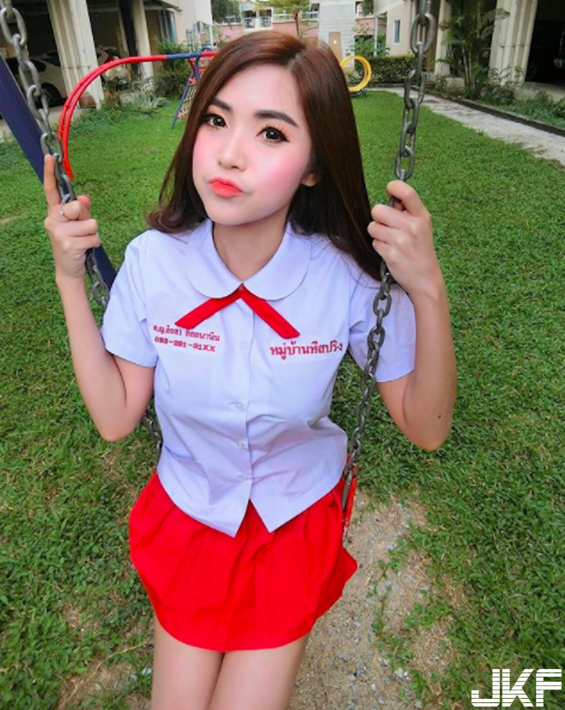 引人遐想！超胸「白衣奶妹」美乳視角好壞壞！超邪惡「低胸畫面」讓網友受不了…