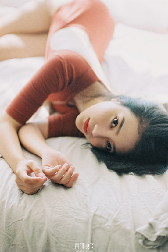 性感小清新！「美乳正妹」蕾絲內衣顯露深溝，高衩史庫水襯托誘人長腿！