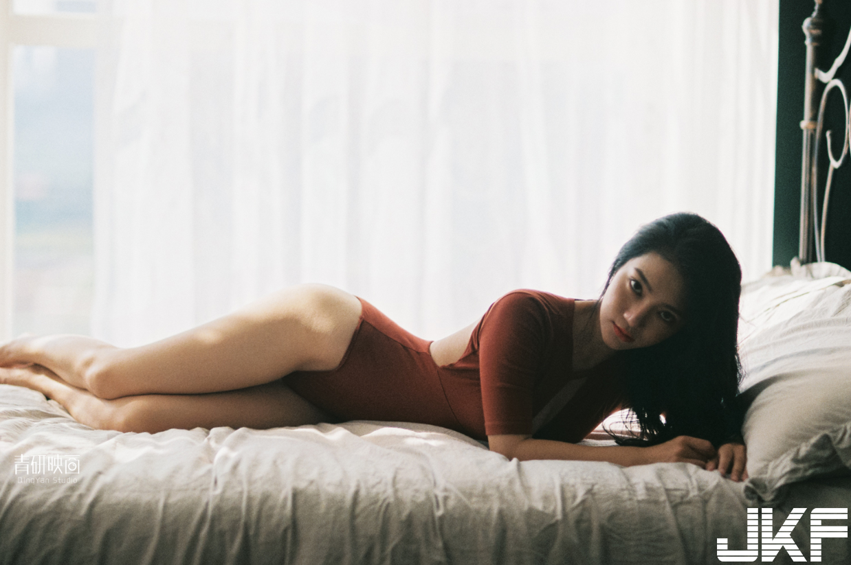 性感小清新！「美乳正妹」蕾絲內衣顯露深溝，高衩史庫水襯托誘人長腿！