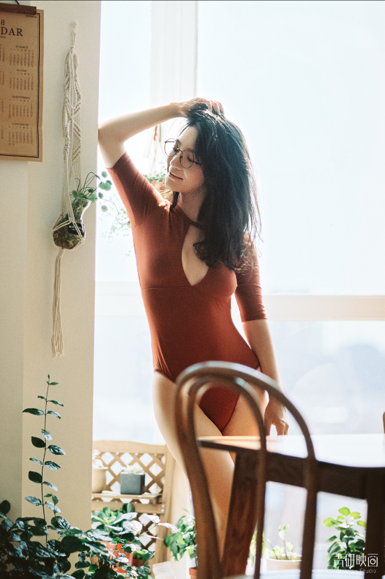性感小清新！「美乳正妹」蕾絲內衣顯露深溝，高衩史庫水襯托誘人長腿！