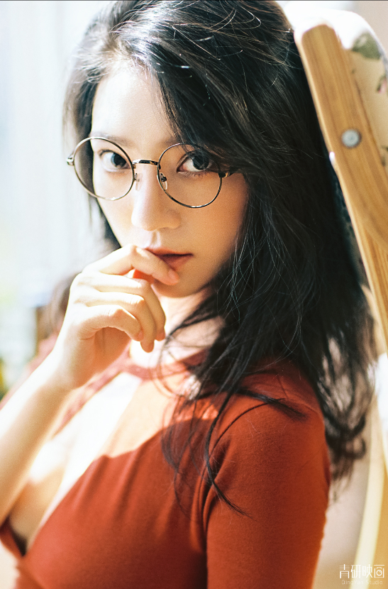 性感小清新！「美乳正妹」蕾絲內衣顯露深溝，高衩史庫水襯托誘人長腿！