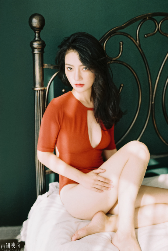 性感小清新！「美乳正妹」蕾絲內衣顯露深溝，高衩史庫水襯托誘人長腿！
