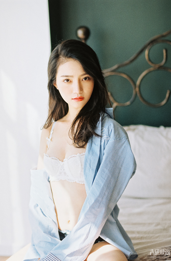性感小清新！「美乳正妹」蕾絲內衣顯露深溝，高衩史庫水襯托誘人長腿！