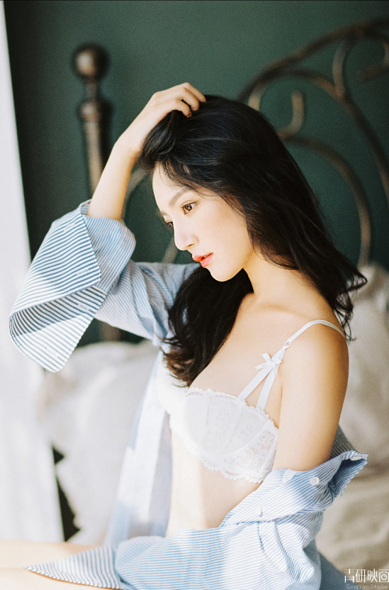 性感小清新！「美乳正妹」蕾絲內衣顯露深溝，高衩史庫水襯托誘人長腿！