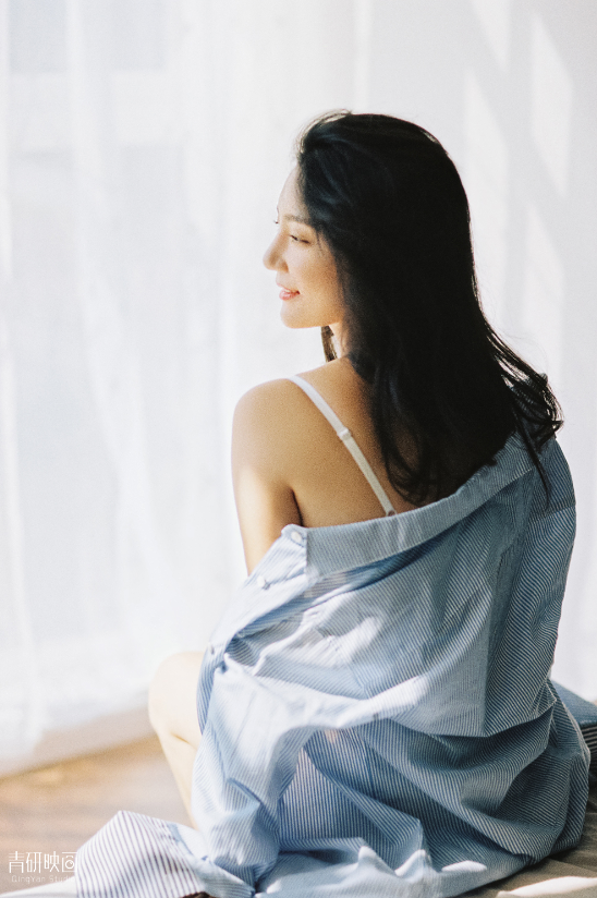 性感小清新！「美乳正妹」蕾絲內衣顯露深溝，高衩史庫水襯托誘人長腿！