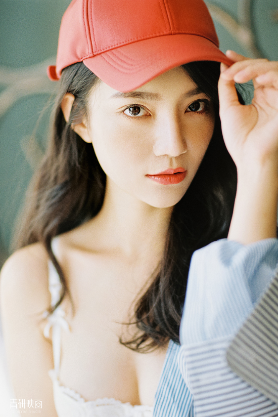 性感小清新！「美乳正妹」蕾絲內衣顯露深溝，高衩史庫水襯托誘人長腿！