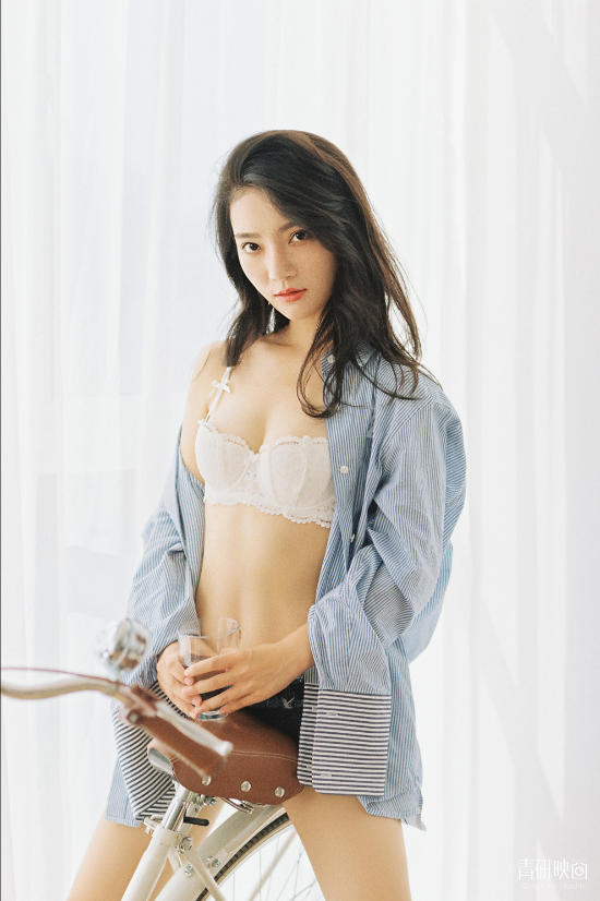性感小清新！「美乳正妹」蕾絲內衣顯露深溝，高衩史庫水襯托誘人長腿！