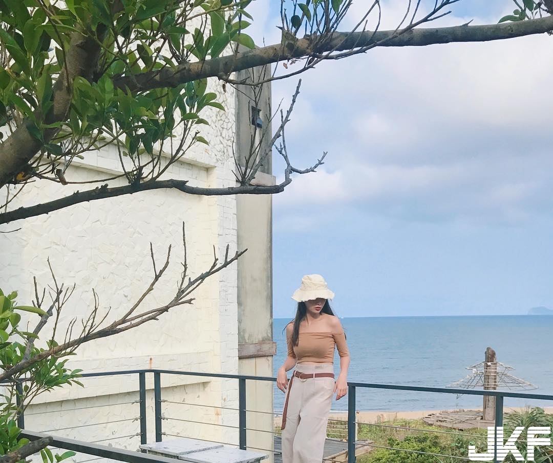 正妹鄰家女孩「飽滿比基尼」好低垂，「兇猛奶浪」快打上岸了！
