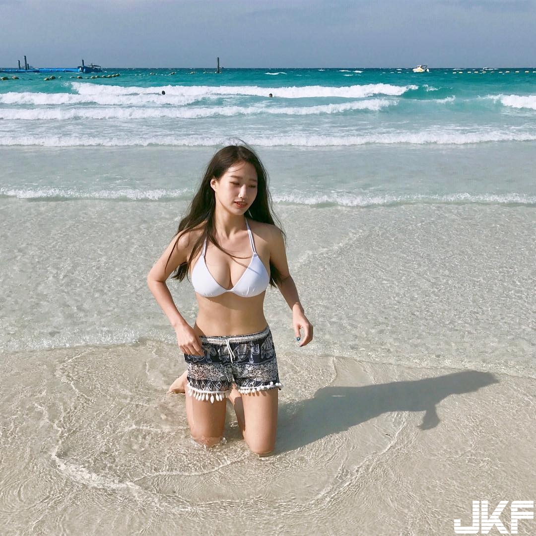 正妹鄰家女孩「飽滿比基尼」好低垂，「兇猛奶浪」快打上岸了！