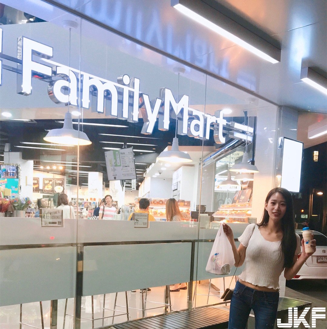 正妹鄰家女孩「飽滿比基尼」好低垂，「兇猛奶浪」快打上岸了！