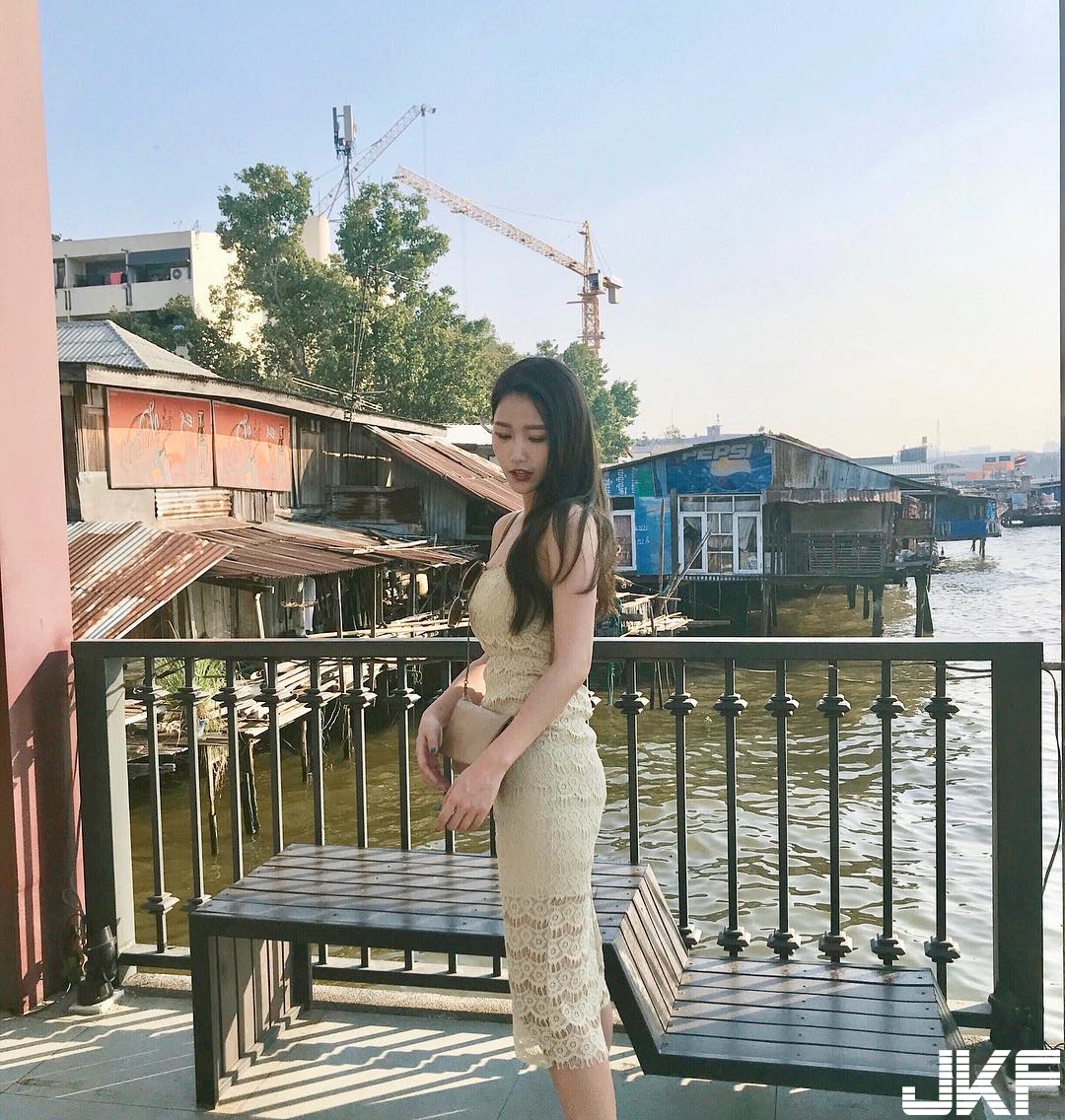 正妹鄰家女孩「飽滿比基尼」好低垂，「兇猛奶浪」快打上岸了！