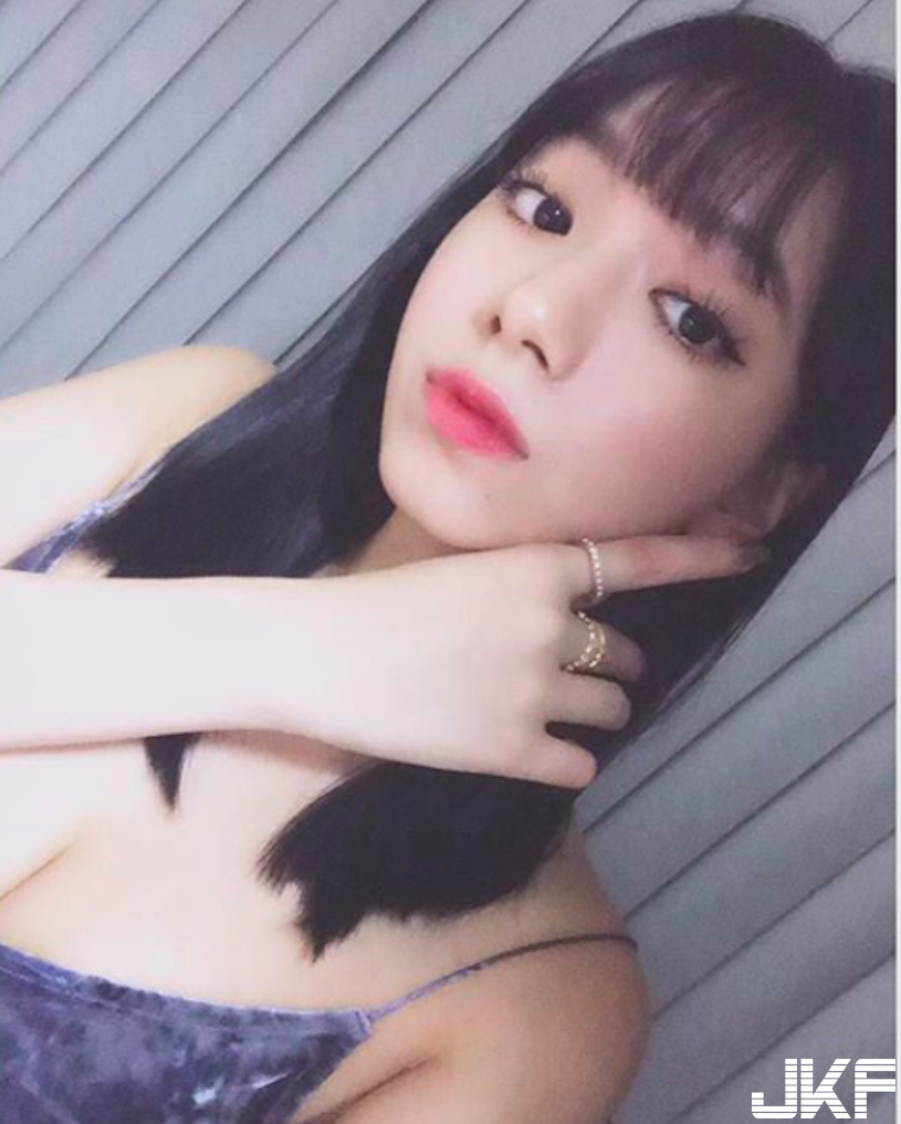 正妹「內衣線卡在深溝裡」，超激長美腿引起暴動啦～