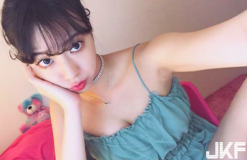 正妹「內衣線卡在深溝裡」，超激長美腿引起暴動啦～