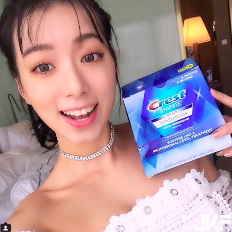 正妹「內衣線卡在深溝裡」，超激長美腿引起暴動啦～