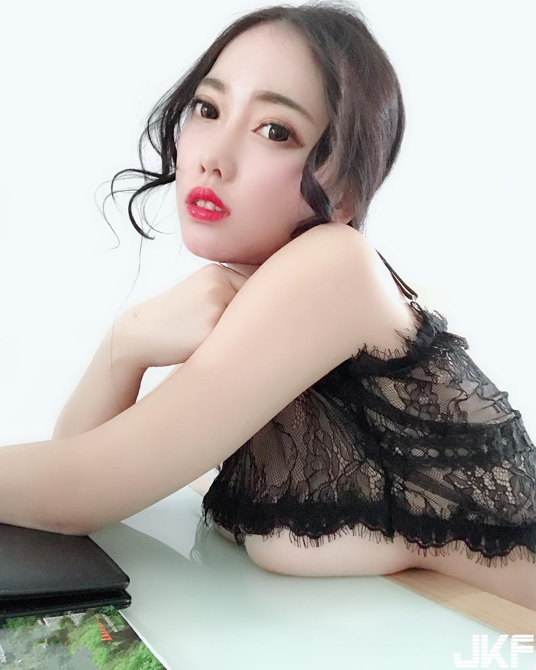 猛！「白嫩G奶妹」胸部太重只好放桌上！最大煩惱是「鏡頭塞不下」！