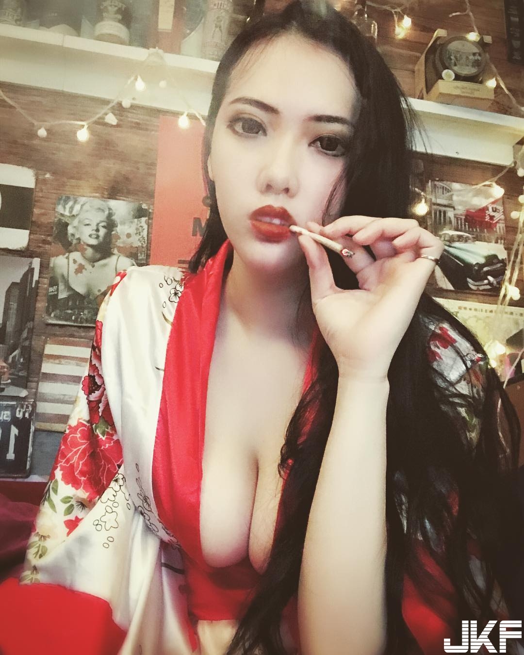猛！「白嫩G奶妹」胸部太重只好放桌上！最大煩惱是「鏡頭塞不下」！