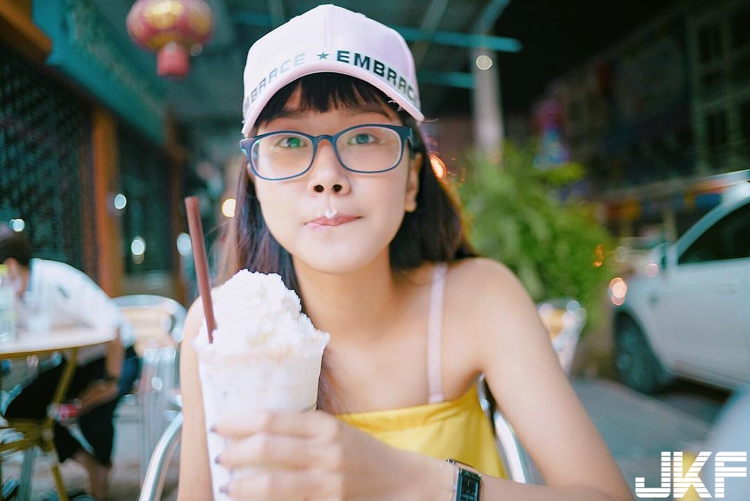 眼鏡才是本體？「隱乳系正妹」超清純笑容卻有火爆身材，這樣的反差太讚啦！