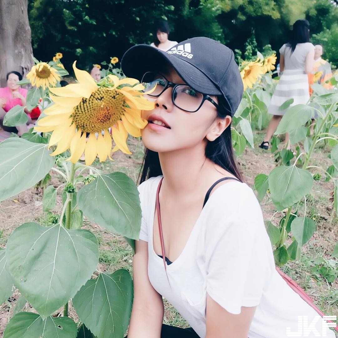 眼鏡才是本體？「隱乳系正妹」超清純笑容卻有火爆身材，這樣的反差太讚啦！