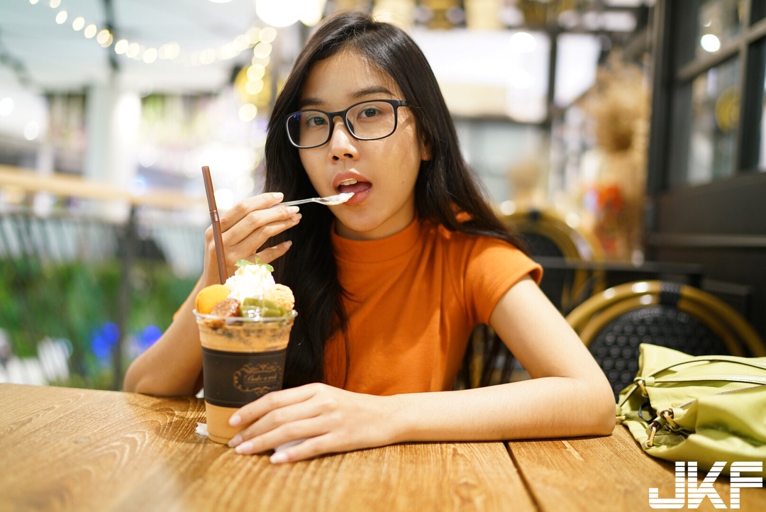 眼鏡才是本體？「隱乳系正妹」超清純笑容卻有火爆身材，這樣的反差太讚啦！