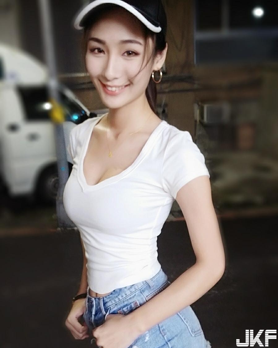 發福利不手軟！「爆奶正妹」IG養眼照狂發，迷人「半顆側乳」也大方放送！