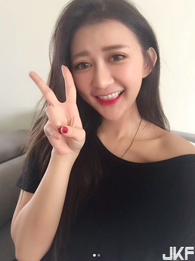 E奶正妹上衣常常快滑落，「養眼美乳」尺度太噴血！