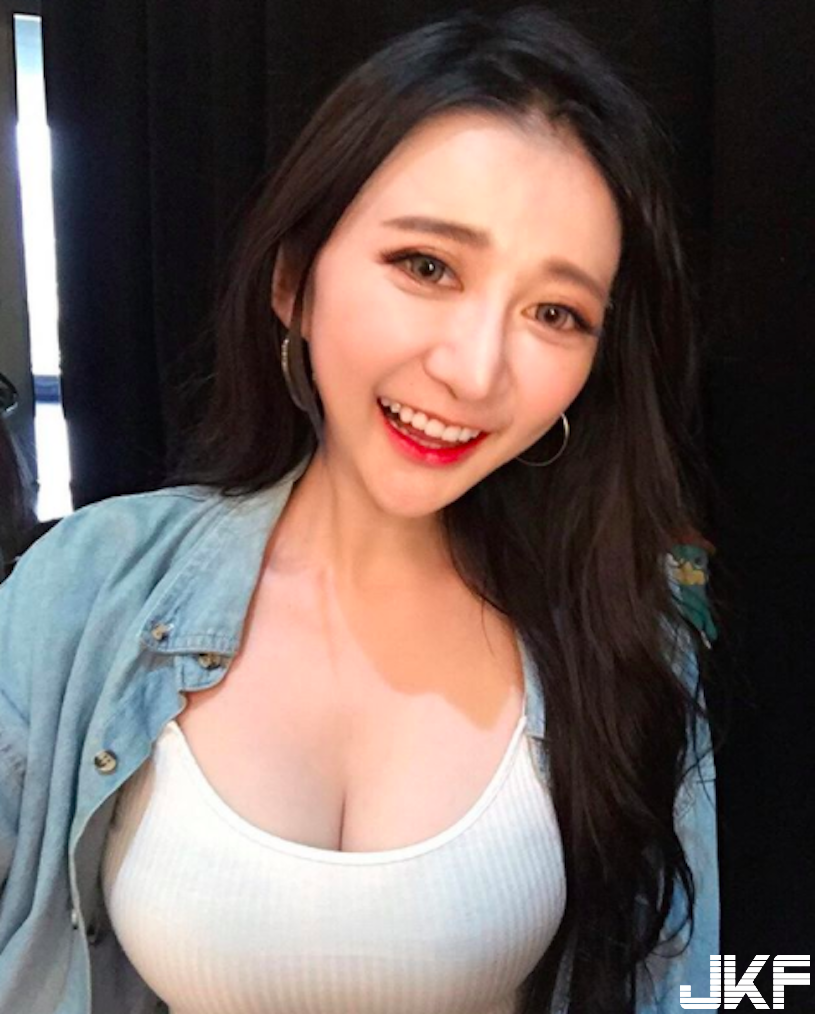 E奶正妹上衣常常快滑落，「養眼美乳」尺度太噴血！