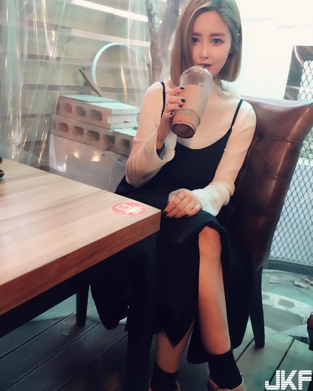 隱乳系妹子貼身衣服「前凸後翹」好火辣，「美嫩側乳」差點從旁掉出來啦！