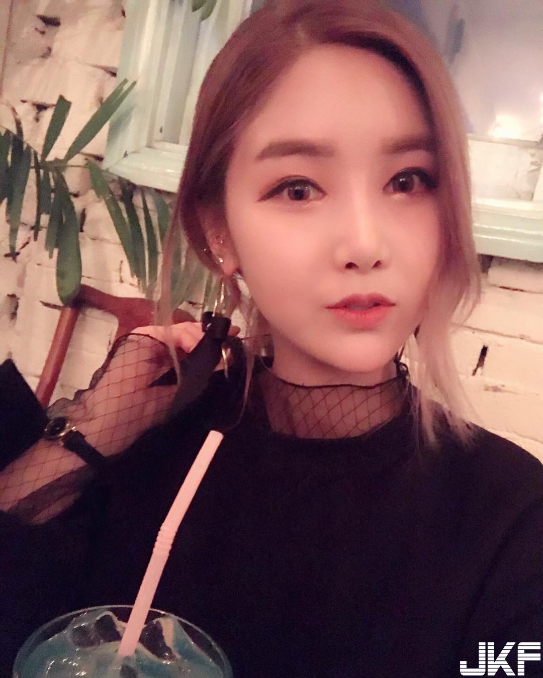隱乳系妹子貼身衣服「前凸後翹」好火辣，「美嫩側乳」差點從旁掉出來啦！