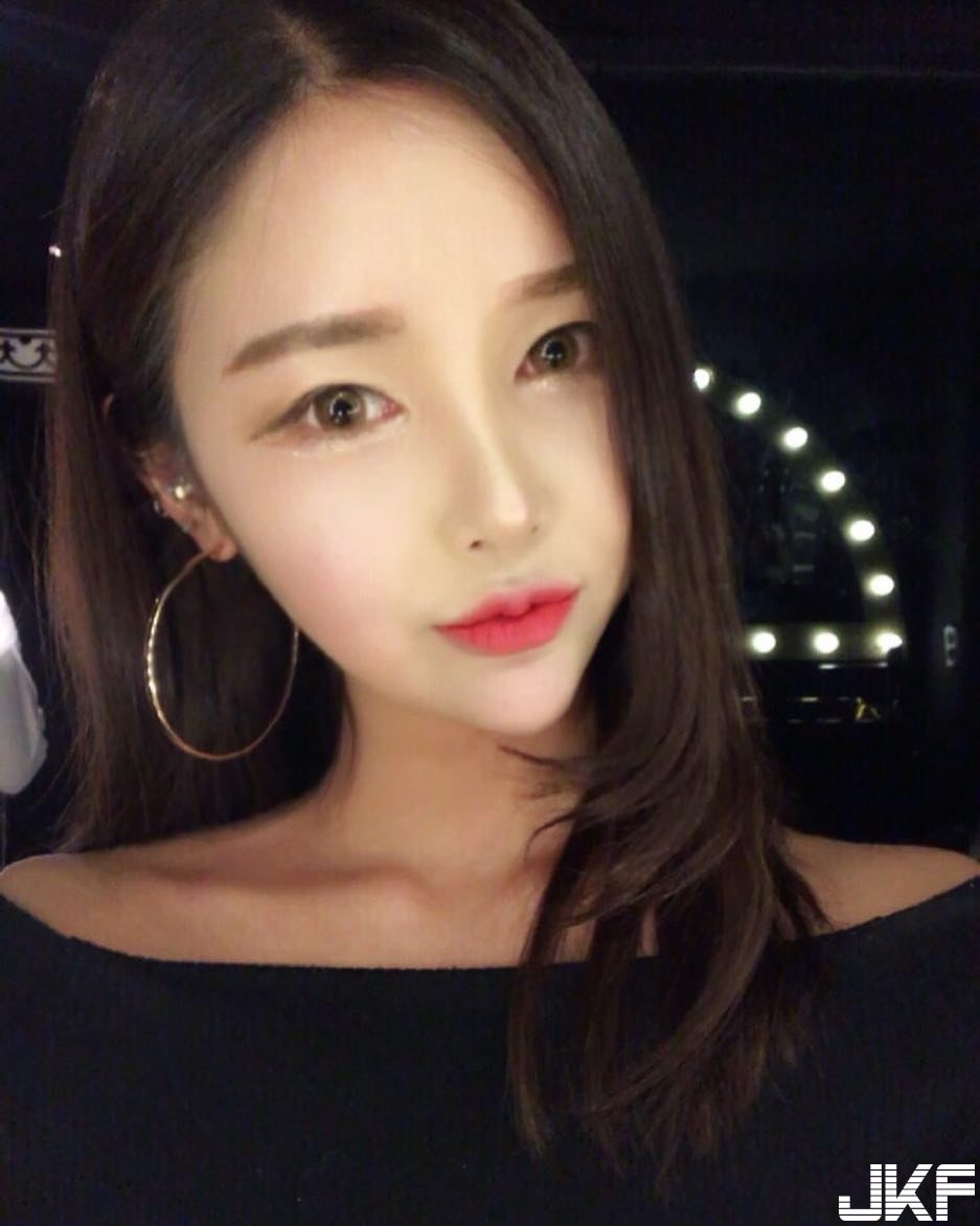 隱乳系妹子貼身衣服「前凸後翹」好火辣，「美嫩側乳」差點從旁掉出來啦！