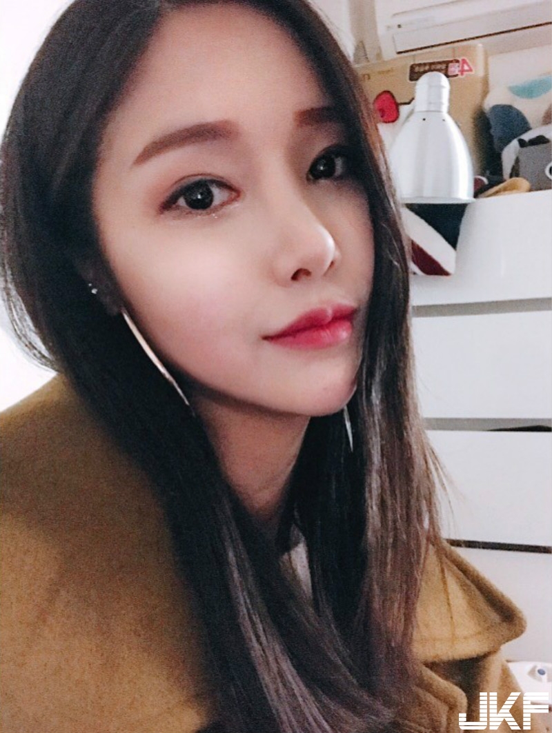 隱乳系妹子貼身衣服「前凸後翹」好火辣，「美嫩側乳」差點從旁掉出來啦！