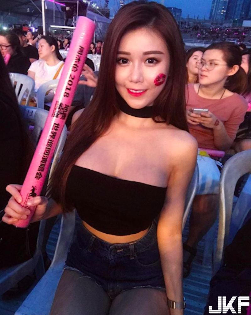 周杰倫演唱會驚見「爆乳女粉絲」！低胸小可愛下「飽滿豐胸」！自備兩顆應援燈啊！