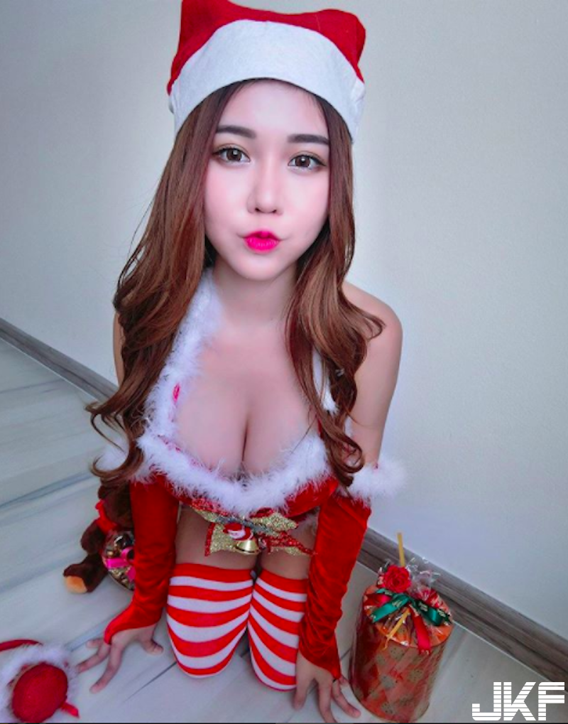 周杰倫演唱會驚見「爆乳女粉絲」！低胸小可愛下「飽滿豐胸」！自備兩顆應援燈啊！