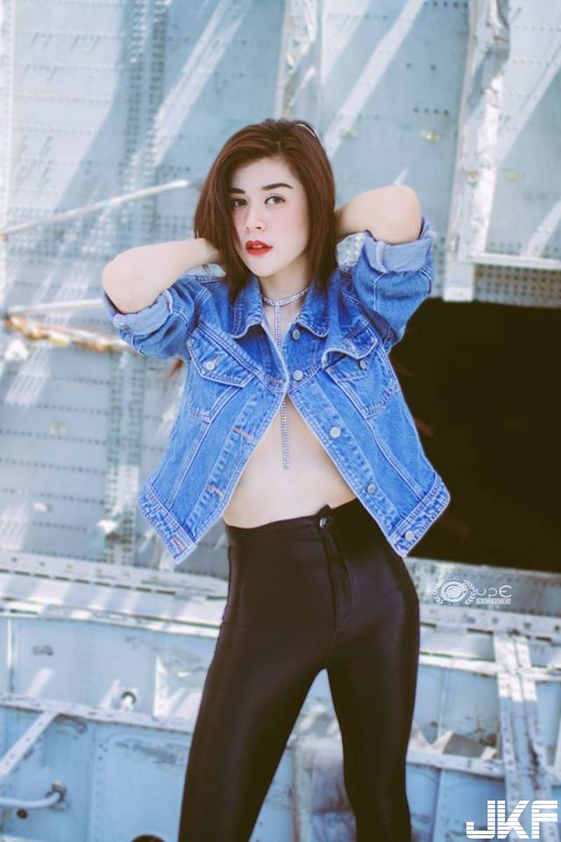 崇尚自然！「白嫩大奶妹」裡面空空！外套下「飽滿ω型乳球」出來吹風啦！