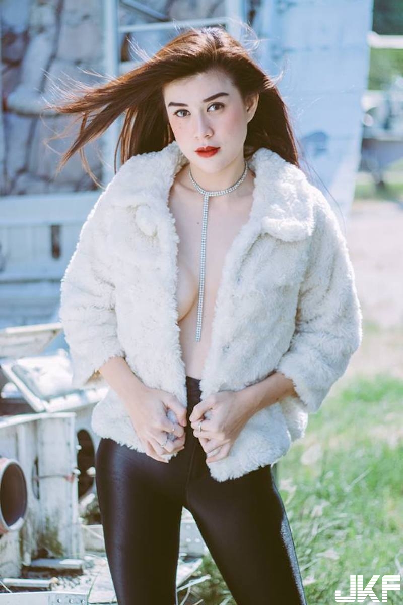 崇尚自然！「白嫩大奶妹」裡面空空！外套下「飽滿ω型乳球」出來吹風啦！