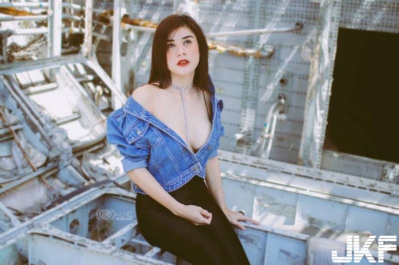 崇尚自然！「白嫩大奶妹」裡面空空！外套下「飽滿ω型乳球」出來吹風啦！