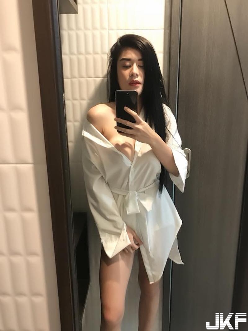 崇尚自然！「白嫩大奶妹」裡面空空！外套下「飽滿ω型乳球」出來吹風啦！