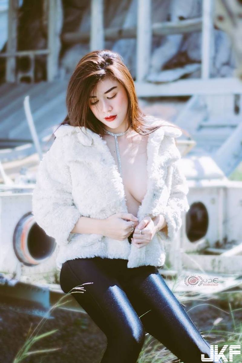 崇尚自然！「白嫩大奶妹」裡面空空！外套下「飽滿ω型乳球」出來吹風啦！
