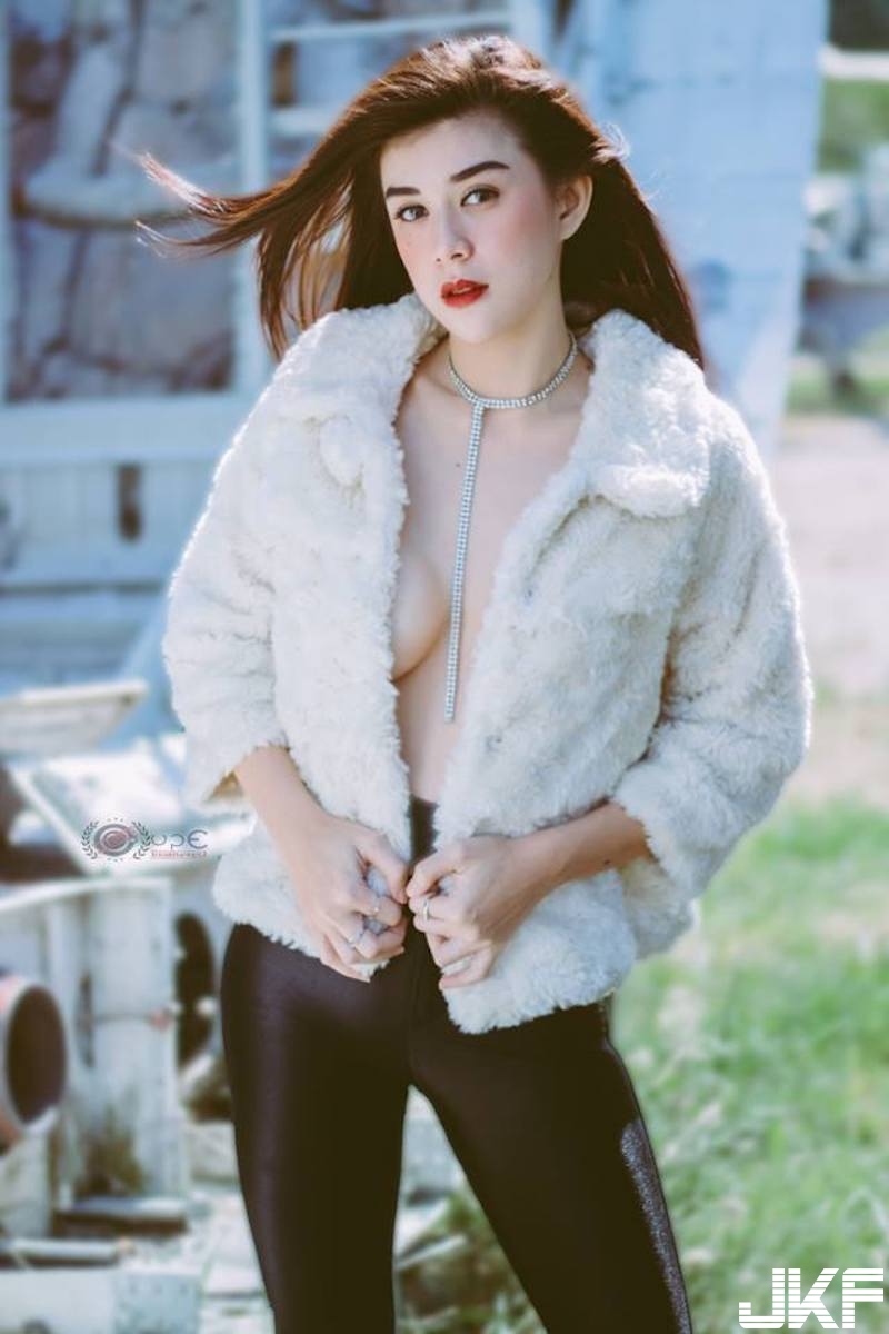 崇尚自然！「白嫩大奶妹」裡面空空！外套下「飽滿ω型乳球」出來吹風啦！