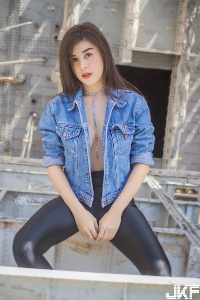 崇尚自然！「白嫩大奶妹」裡面空空！外套下「飽滿ω型乳球」出來吹風啦！
