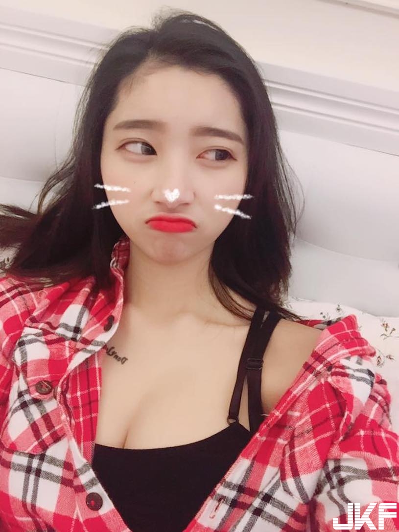 巨大乳視角！爆乳辣妹南半球溢出，肩帶滑落實在太噴血！