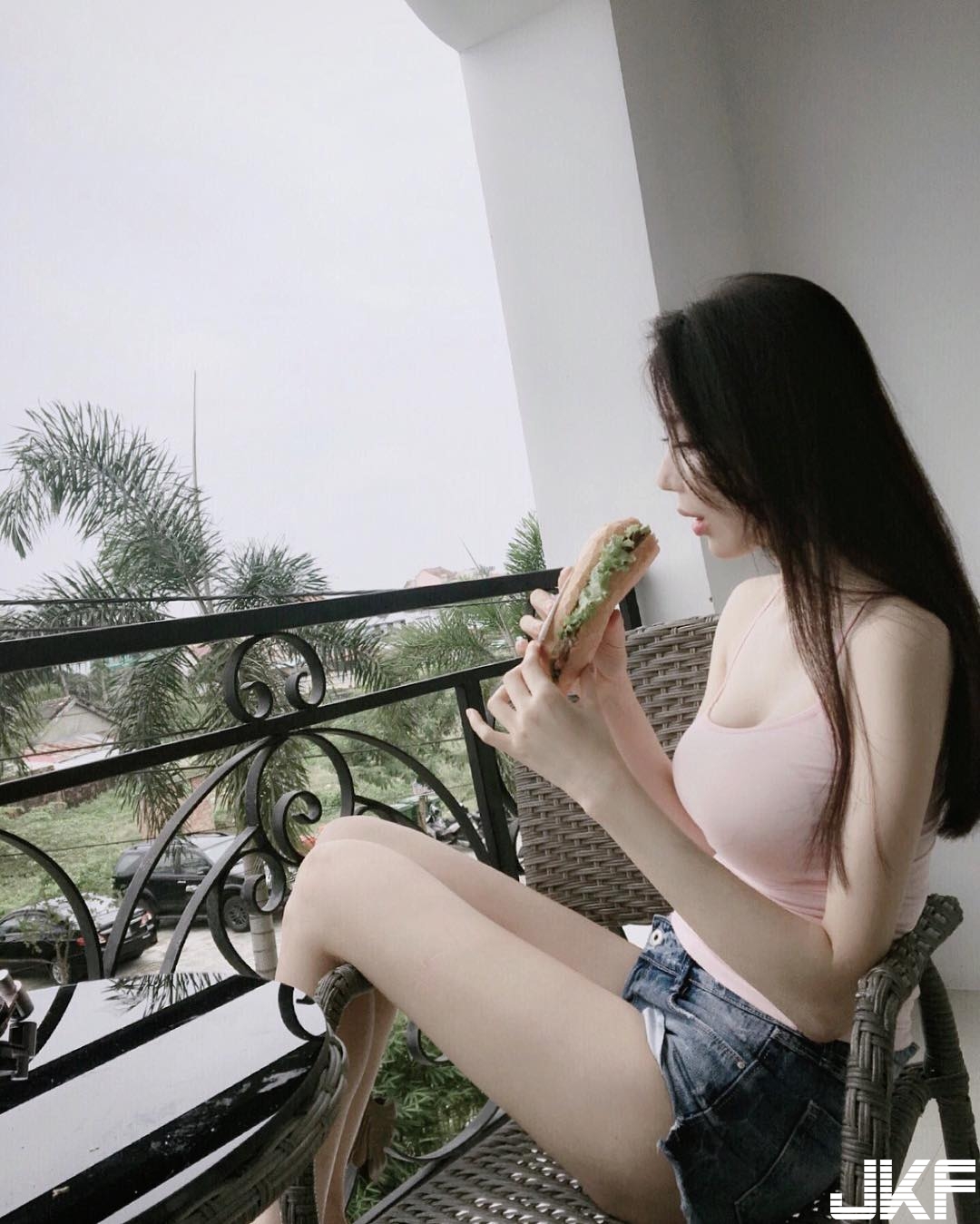 不科學！妹子夾帶一對「人間凶器」，驚人奶量「乳花四濺」噴到南半球去啦！