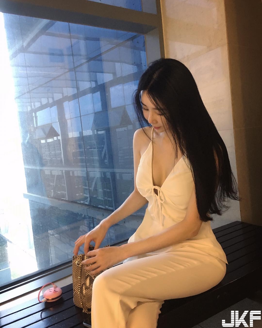 不科學！妹子夾帶一對「人間凶器」，驚人奶量「乳花四濺」噴到南半球去啦！