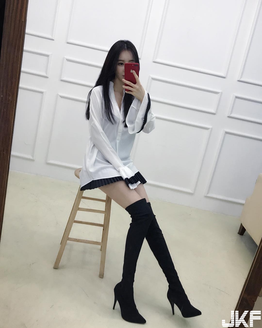 不科學！妹子夾帶一對「人間凶器」，驚人奶量「乳花四濺」噴到南半球去啦！