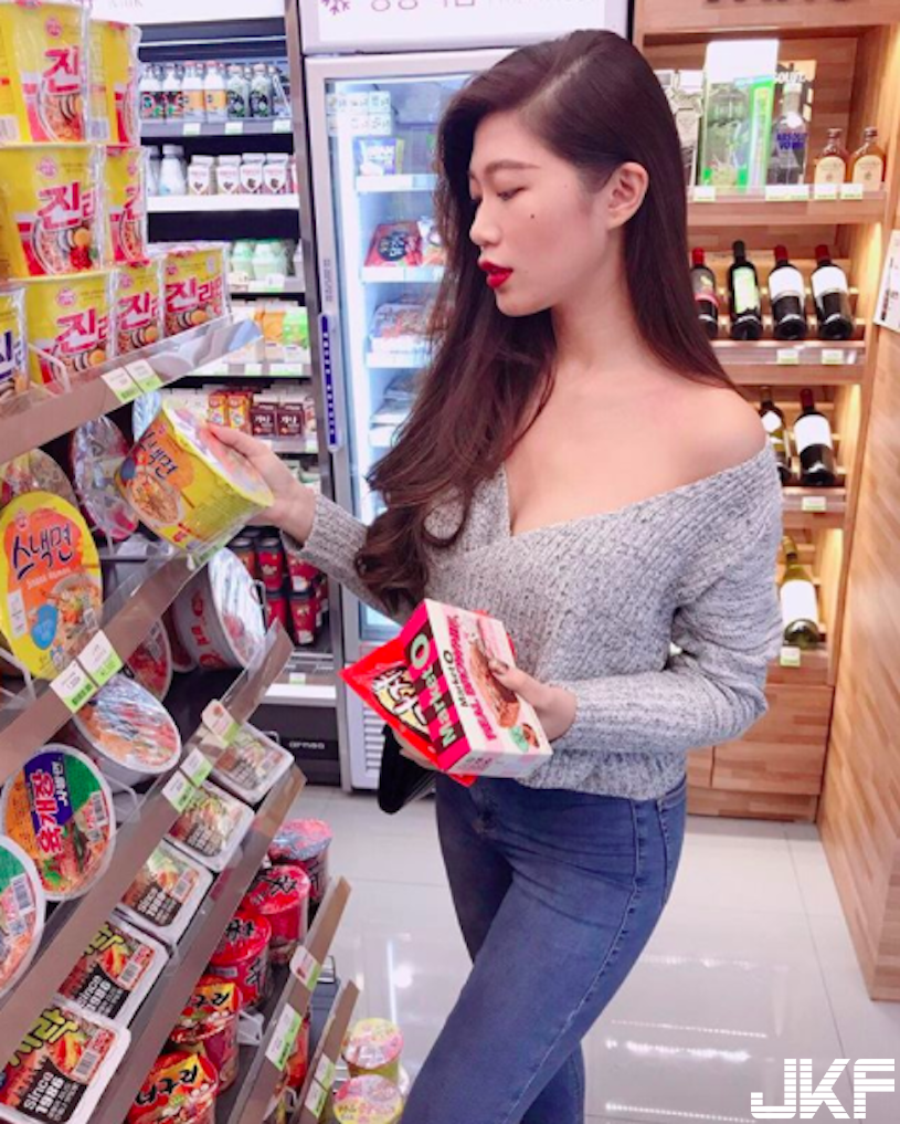 超商驚見「極品白皙正妹」美乳讓人好陶醉！壞壞的「邪惡視角」引人遐想…