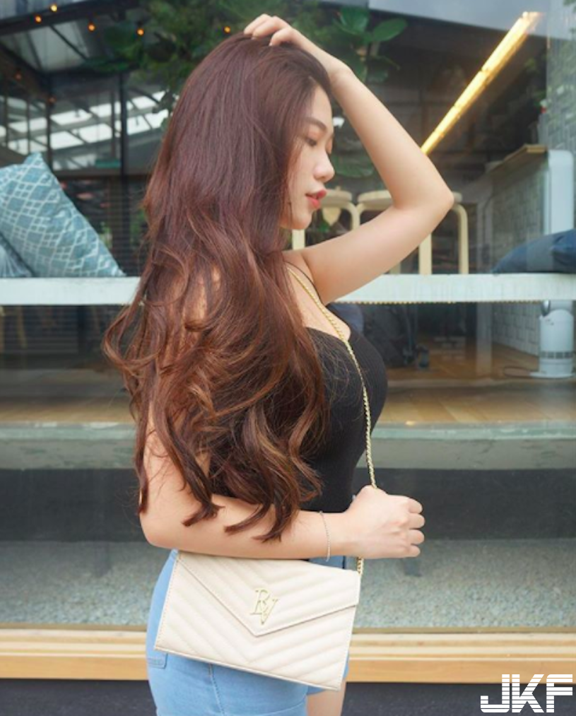 超商驚見「極品白皙正妹」美乳讓人好陶醉！壞壞的「邪惡視角」引人遐想…
