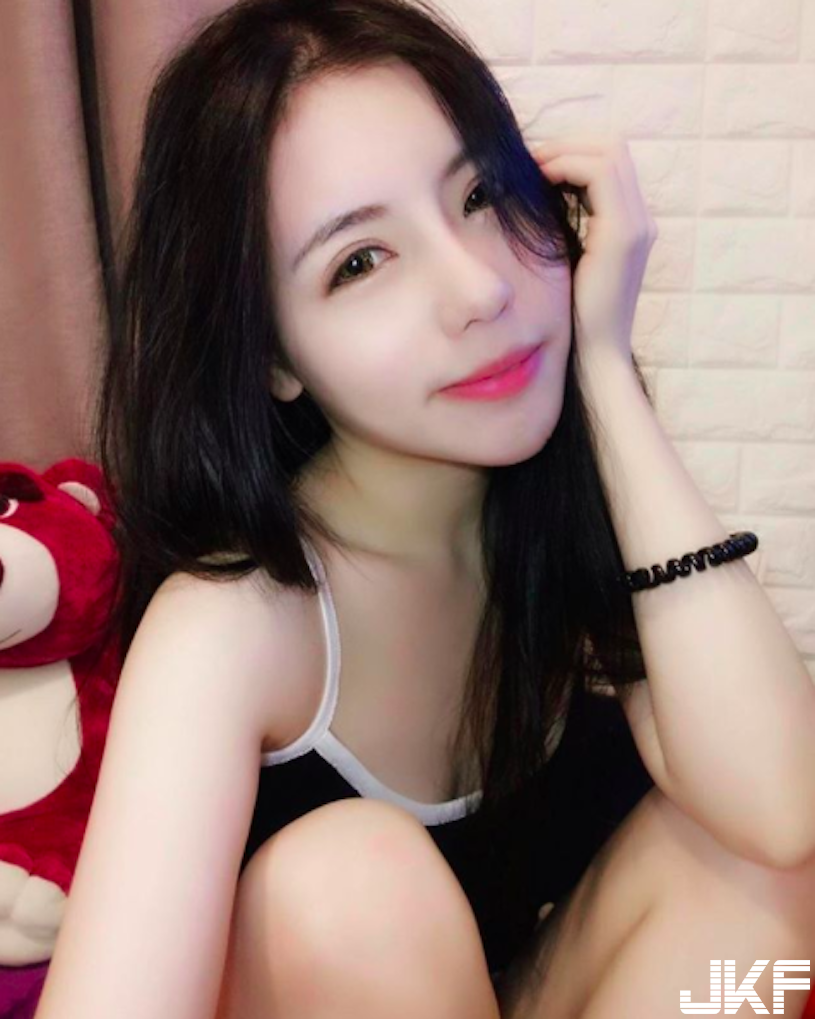捕獲超兇高鐵正妹，深V美乳「形狀太邪惡」，旁邊乘客都受不了了！