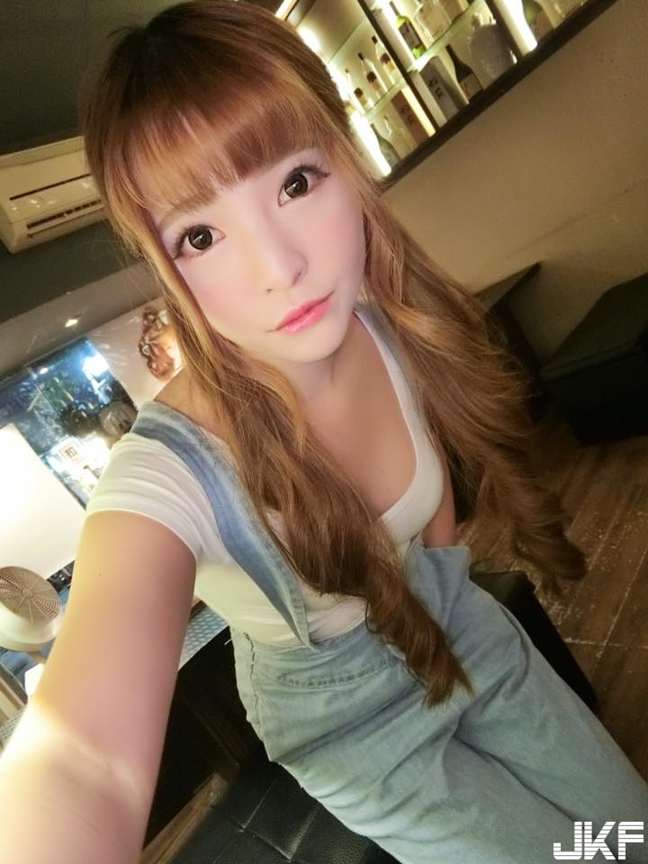 叛逆的鄰家女孩！白嫩幼咪咪「萌系正妹」，緊身衣下一對美乳好驚人！