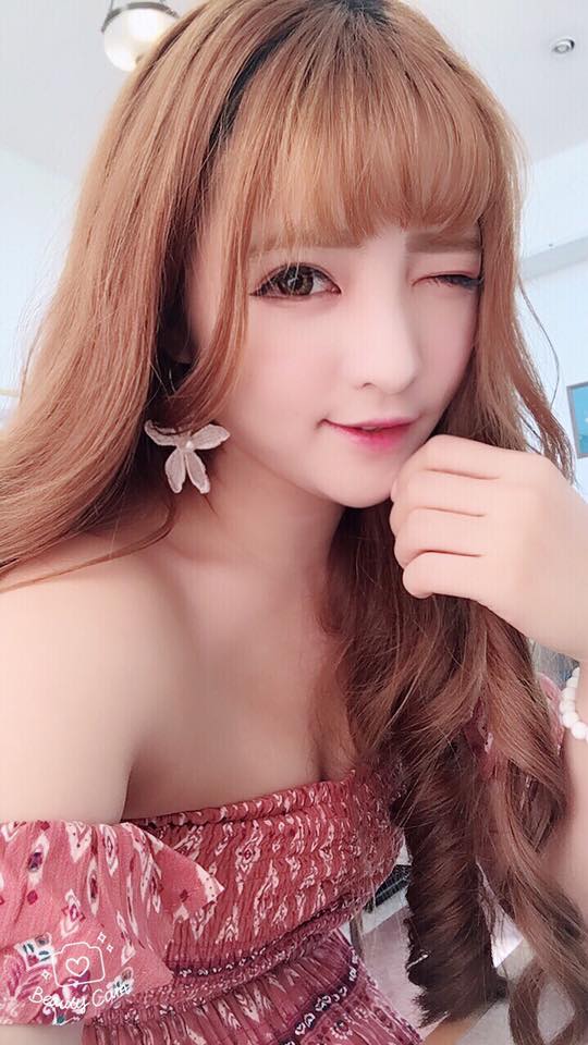 叛逆的鄰家女孩！白嫩幼咪咪「萌系正妹」，緊身衣下一對美乳好驚人！