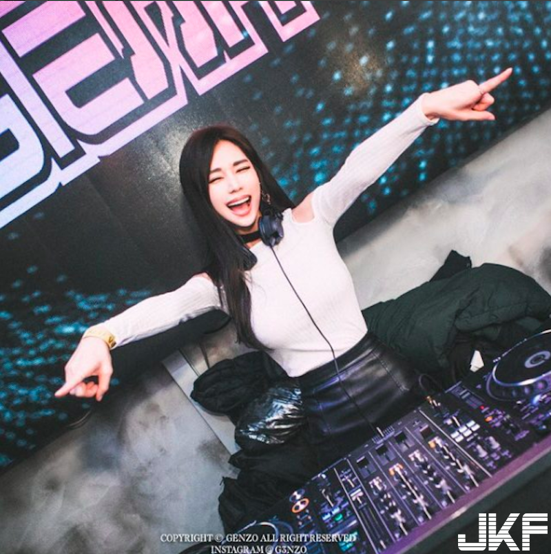 起來嗨！「爆乳女DJ」身材太兇猛！穿「比基尼刷碟」跑活動也只是日常啊！